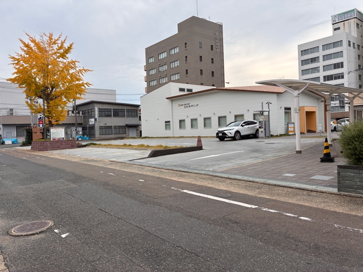 右側に駐車場があります。