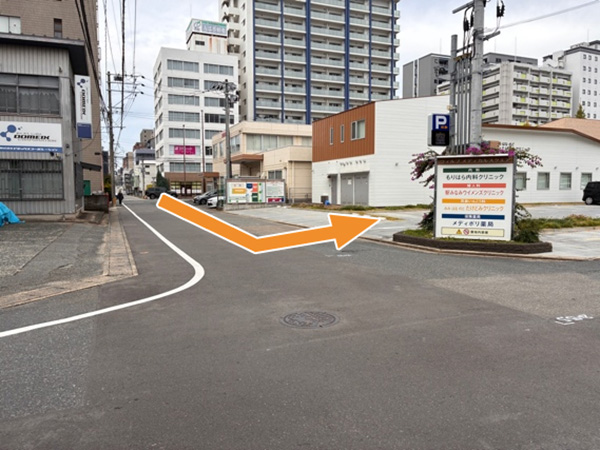 直進し、左側に駐車場があります。