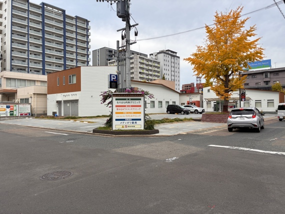 こちらの駐車場を利用ください。